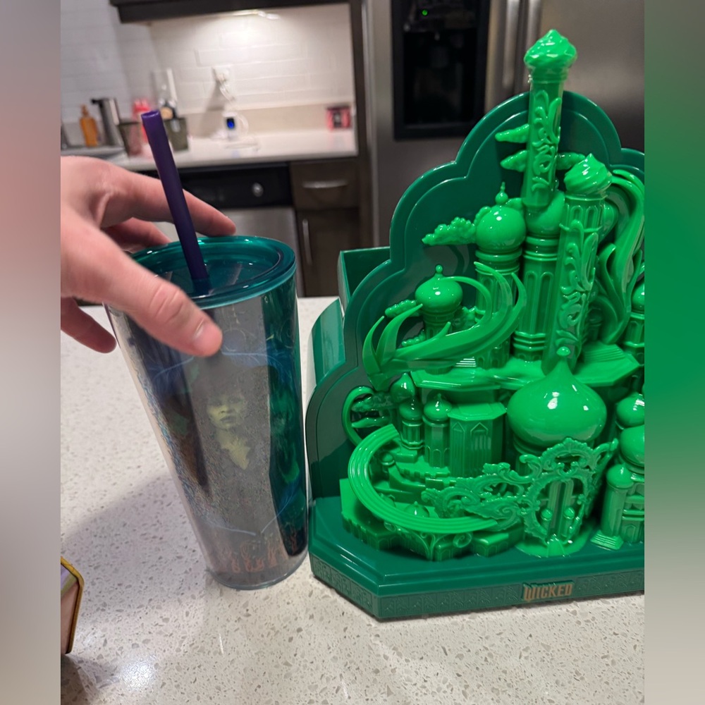 Wicked For Good Official Popcorn Bucket Emerald City & Tumbler w Glinda/Elphaba - Picture 2 of 7